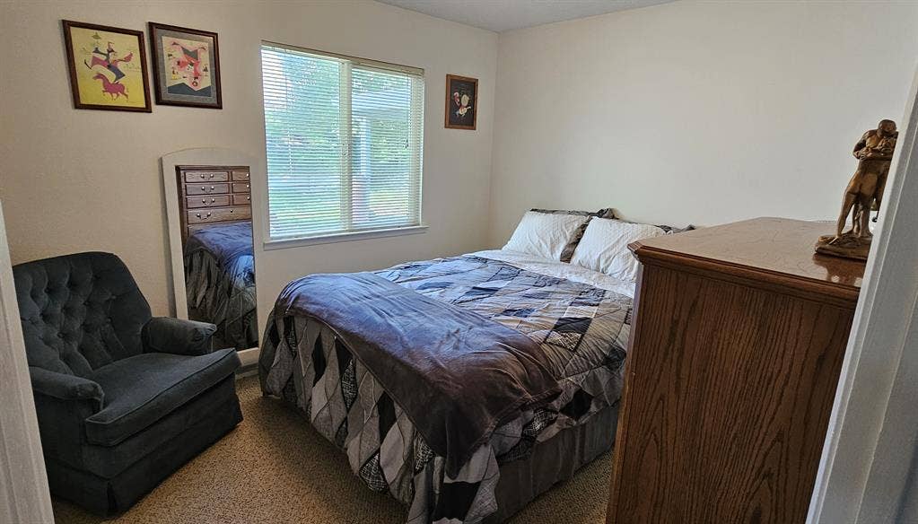 Looking for Male Room Mate