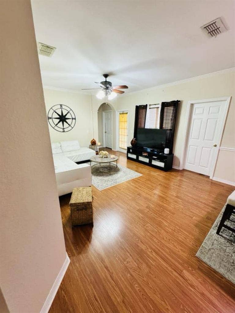 Spacious nice room for rentt