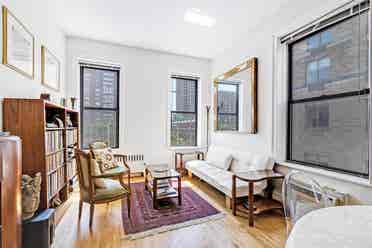 Fully-frnshed Bright Top Floor 1BR