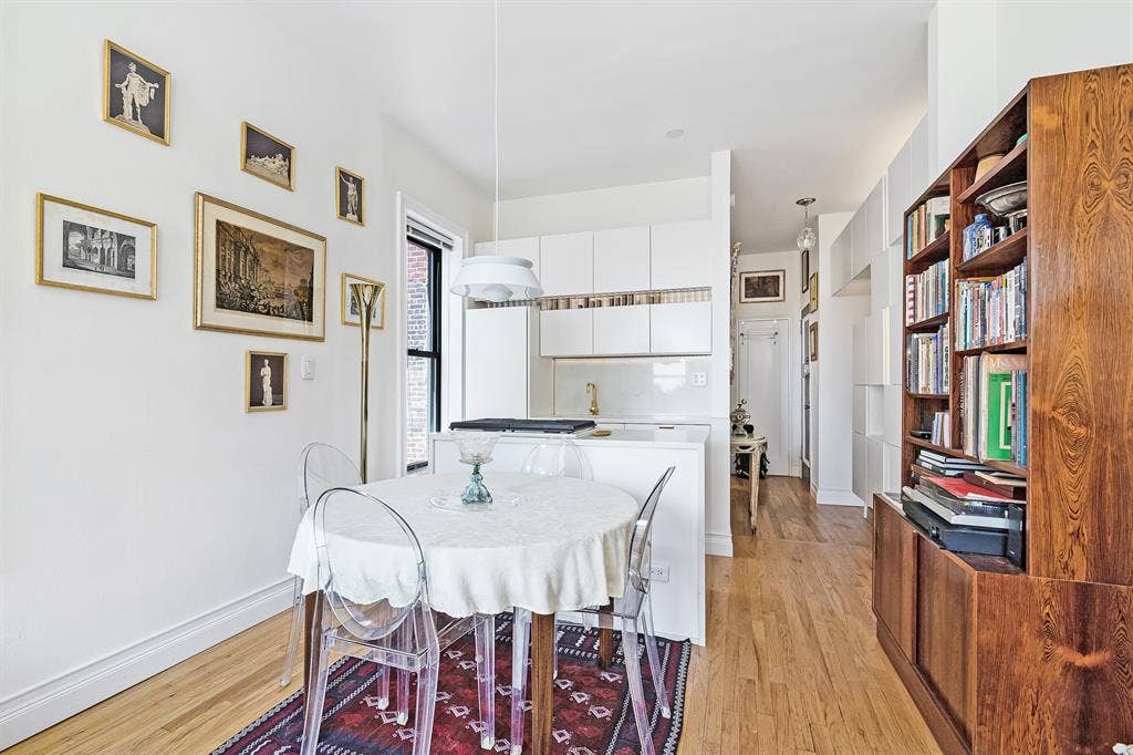 Fully-frnshed Bright Top Floor 1BR