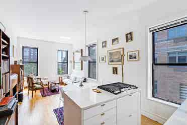 Fully-frnshed Bright Top Floor 1BR