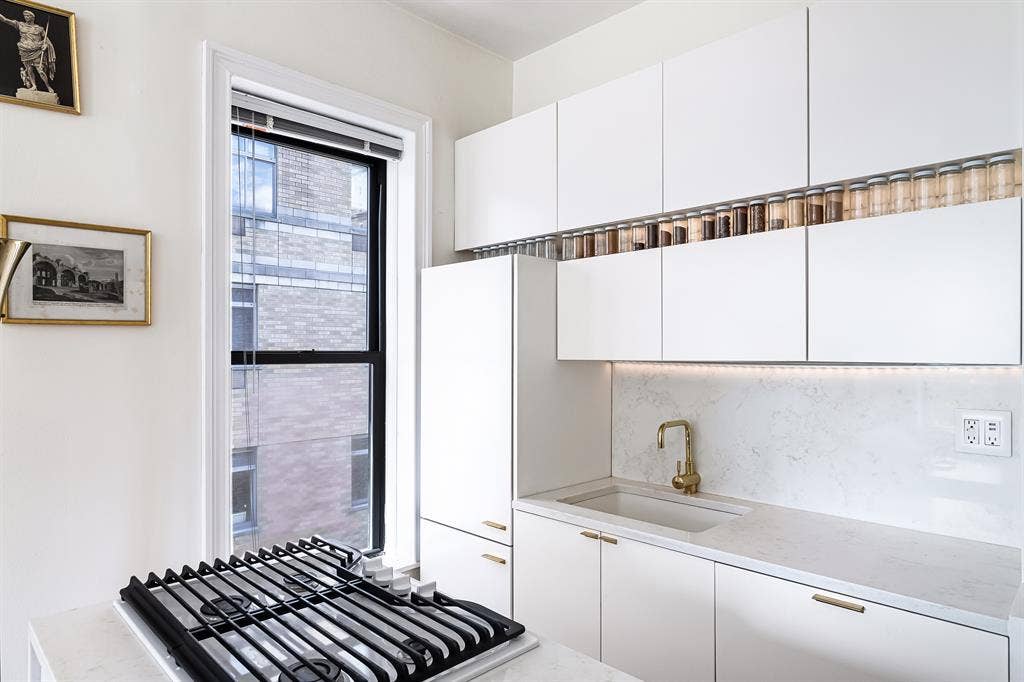 Fully-frnshed Bright Top Floor 1BR
