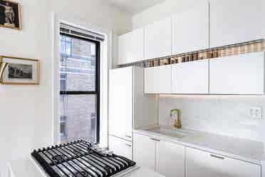 Fully-frnshed Bright Top Floor 1BR