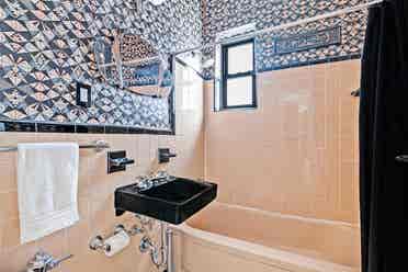 Fully-frnshed Bright Top Floor 1BR