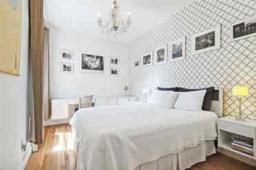 Fully-frnshed Bright Top Floor 1BR