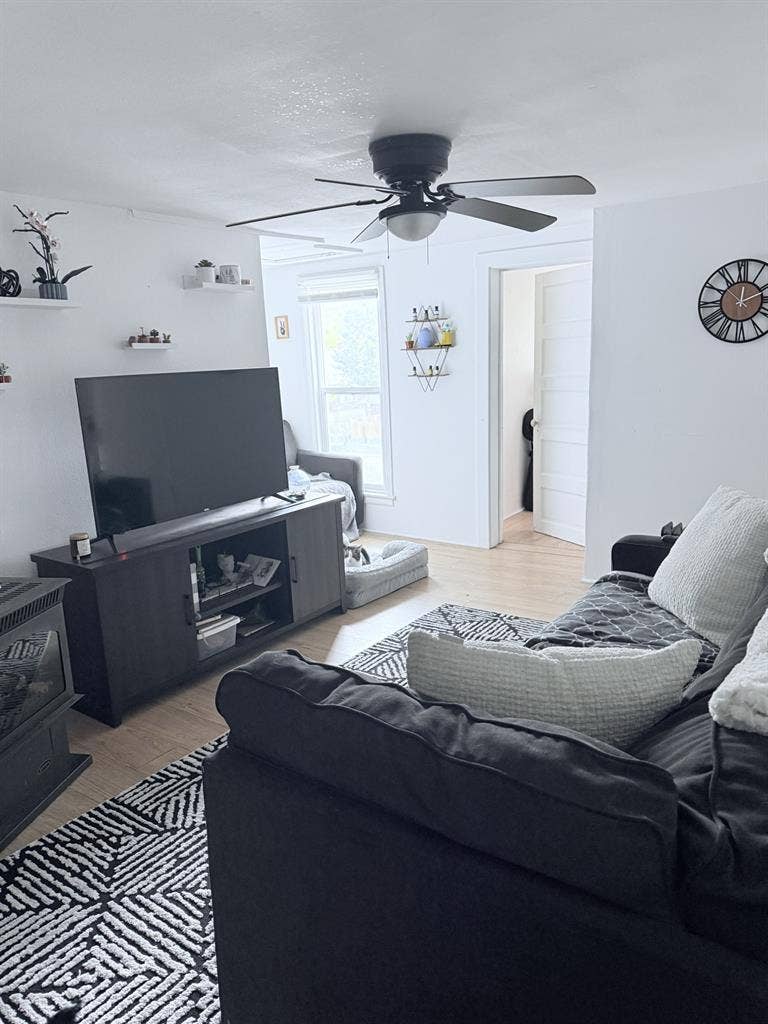 Looking for a roommate :)