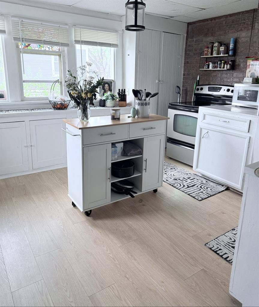 Looking for a roommate :)