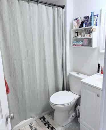 Looking for a roommate :)
