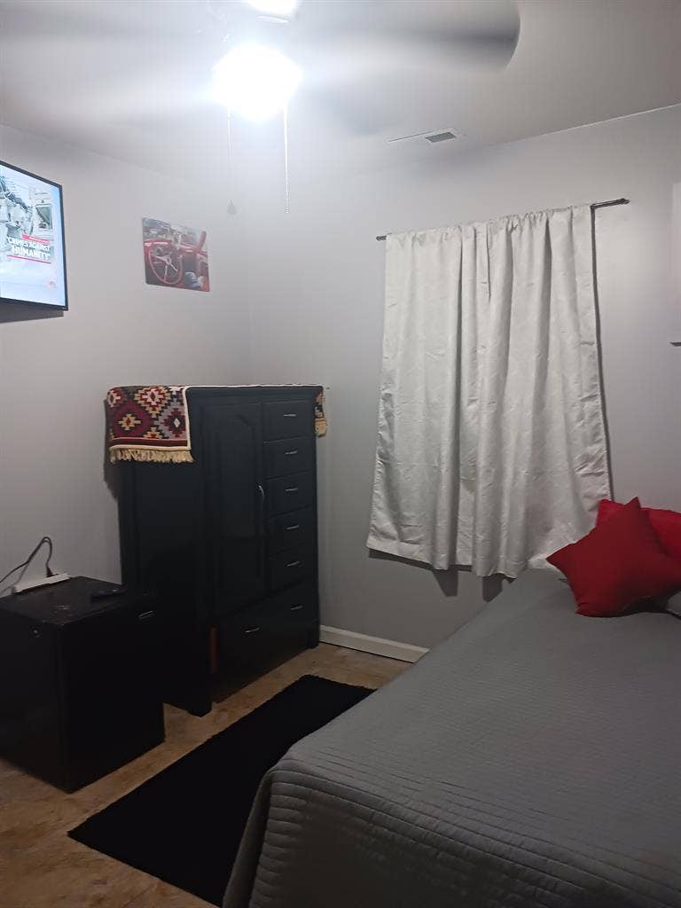 Room in S. CLT Walk to Bus Train