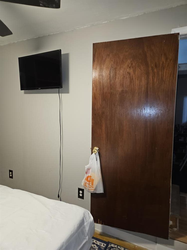 Room in S. CLT Walk to Bus Train