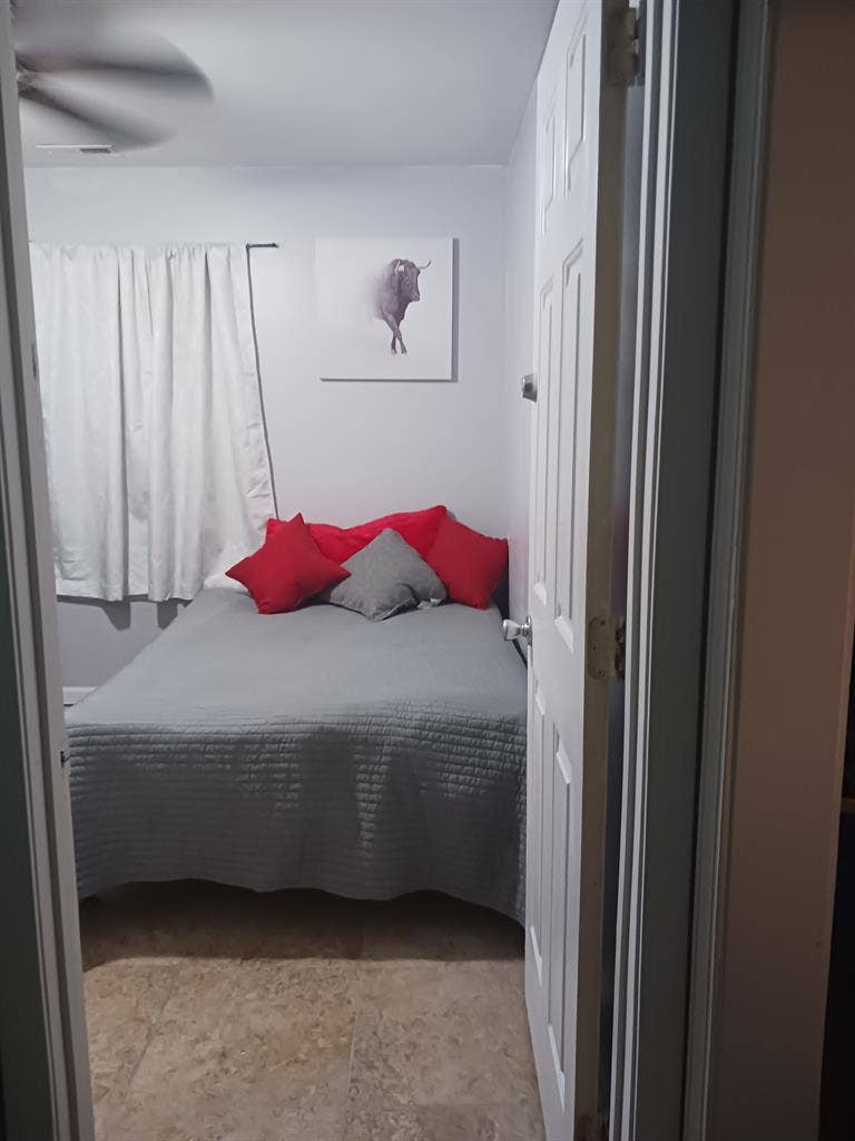 Room in S. CLT Walk to Bus Train