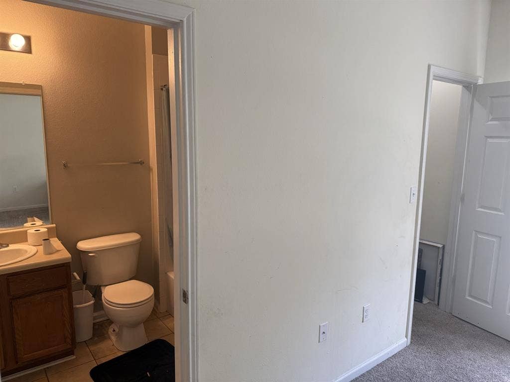 Looking for roommate