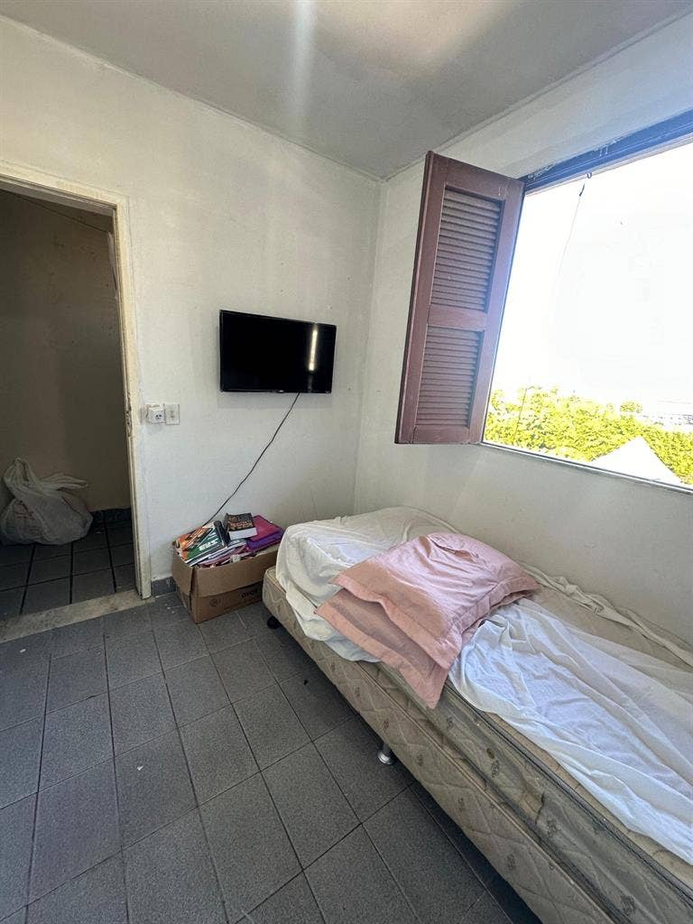 QUARTO C/ BANHEIRO P/ MULHERES
