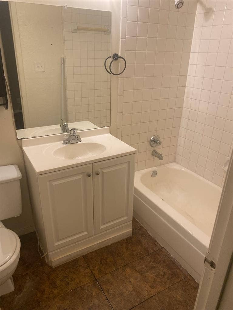 ROOM/w private bathroom.