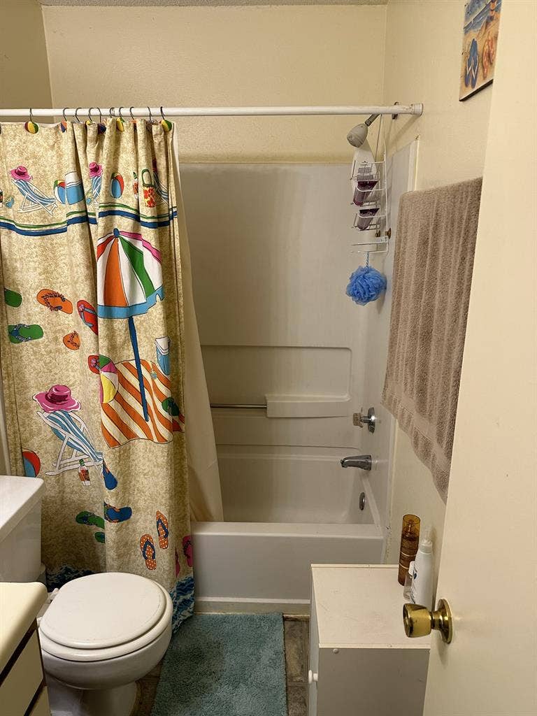 Master bedroom w/attached bathroom