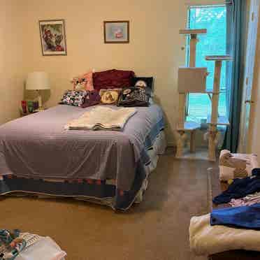 Master bedroom w/attached bathroom
