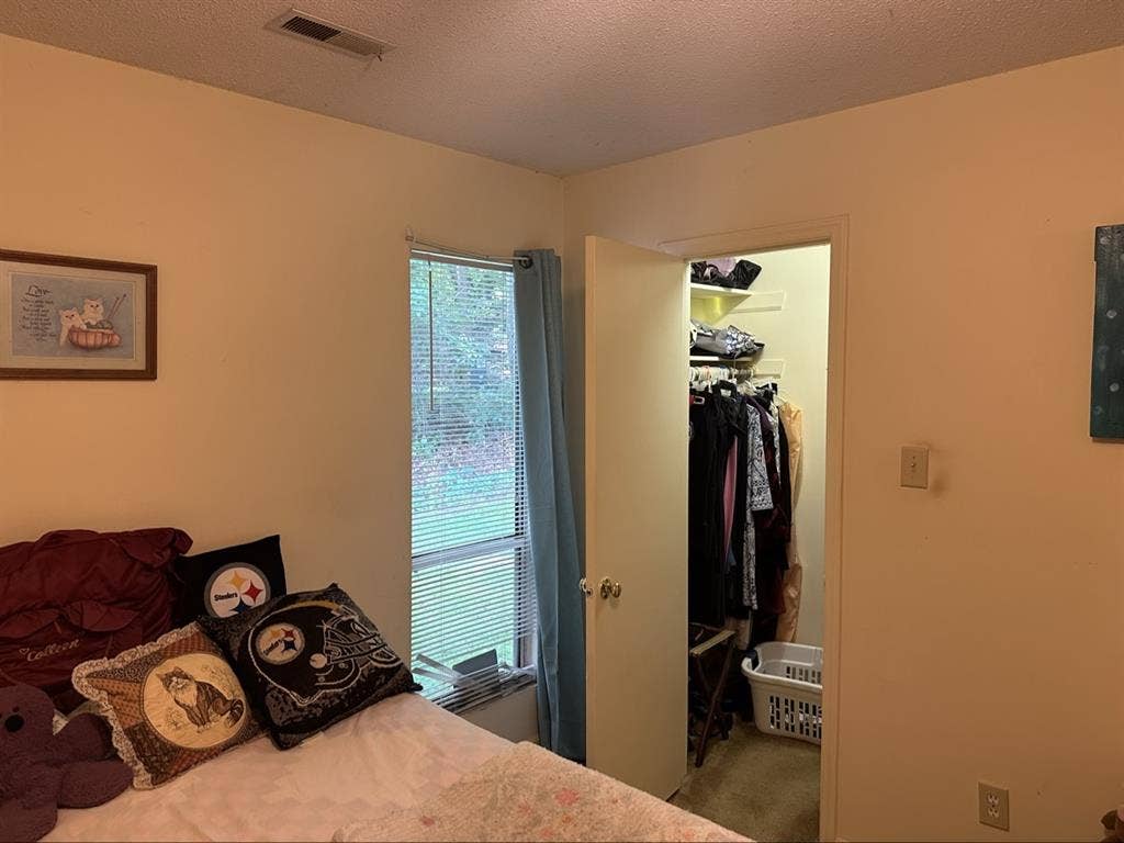 Master bedroom w/attached bathroom