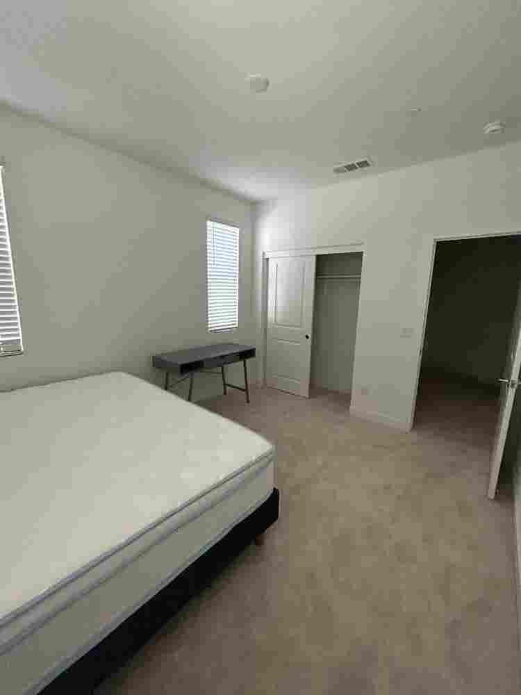 One bedroom in 4 bedroom