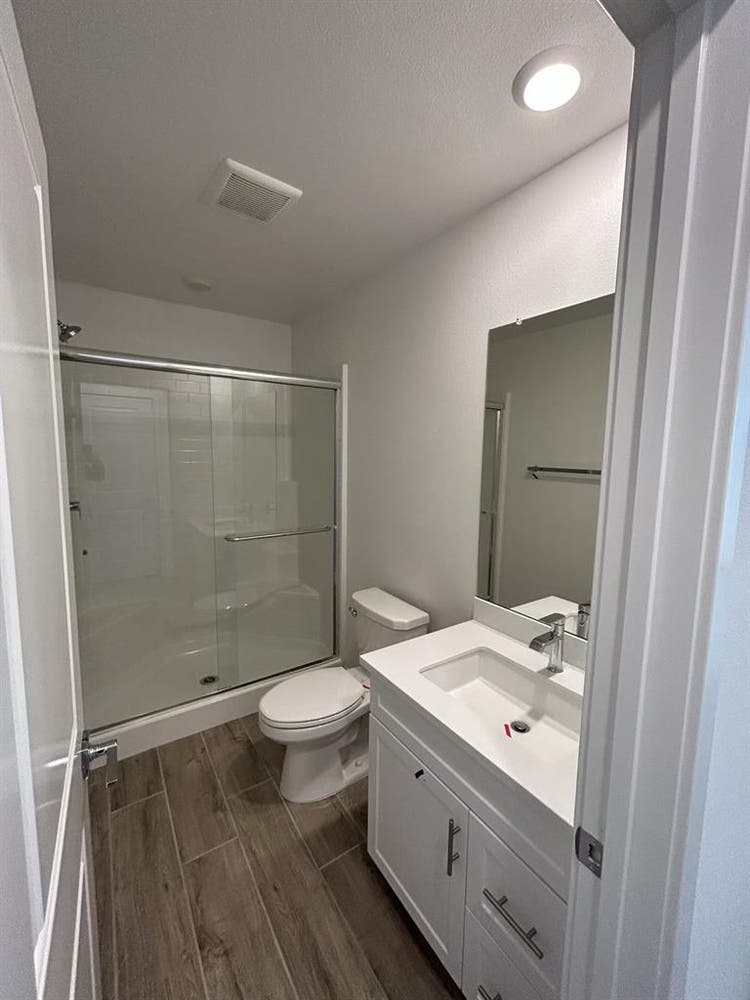 One bedroom in 4 bedroom