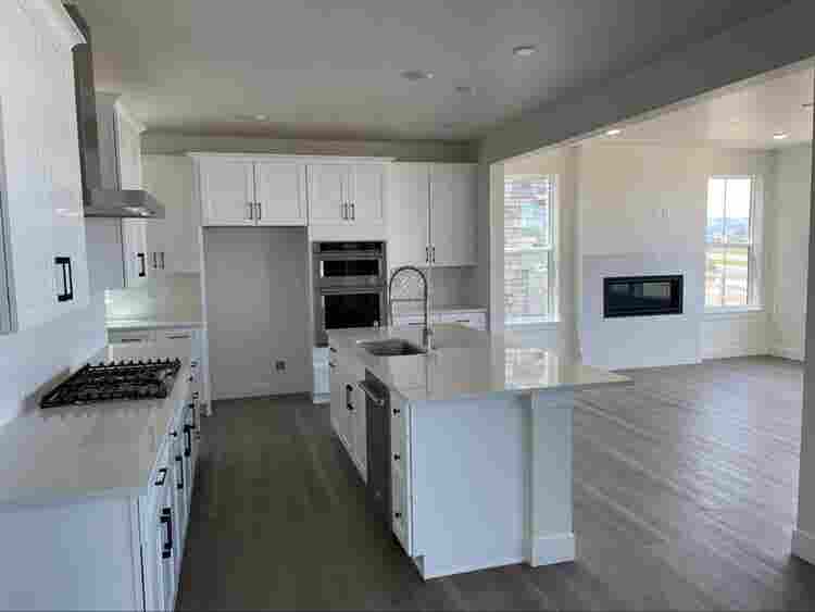 2 rooms available in new built home