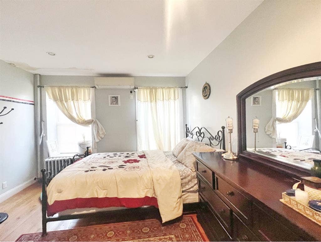 Super large 4 bedroom apartment