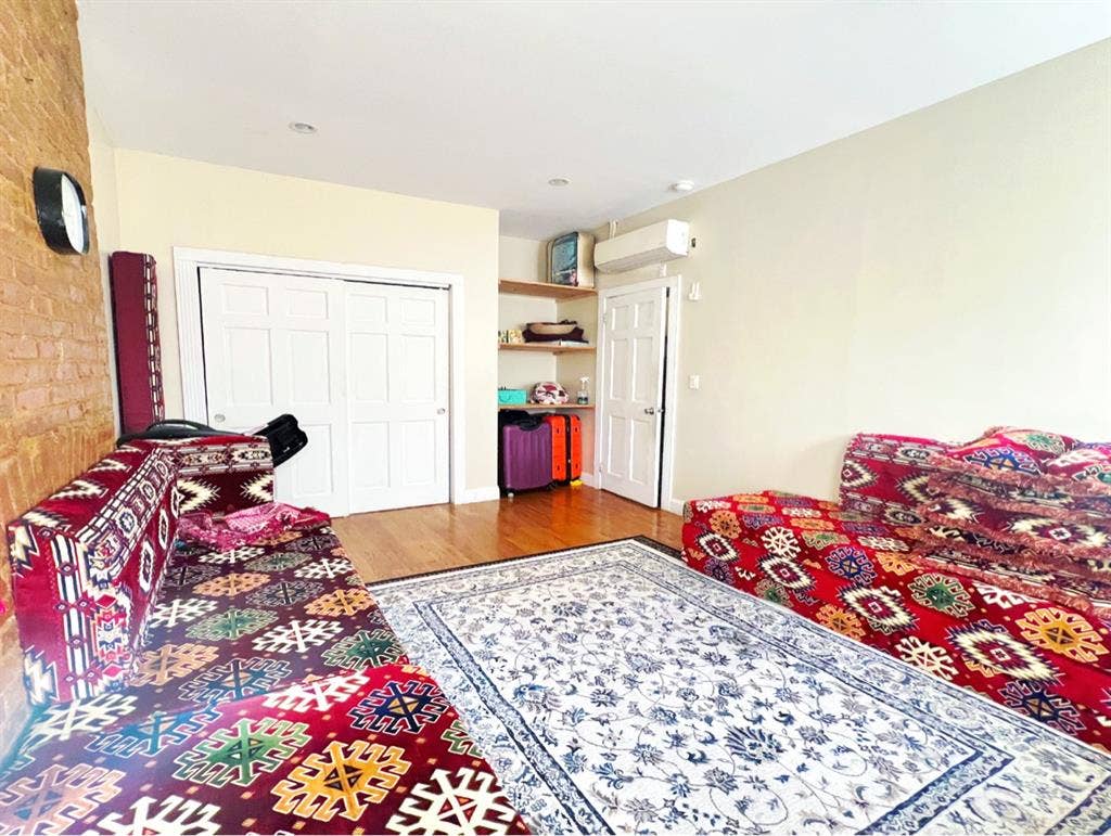 Super large 4 bedroom apartment