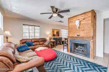 UofA campus Roommates needed!