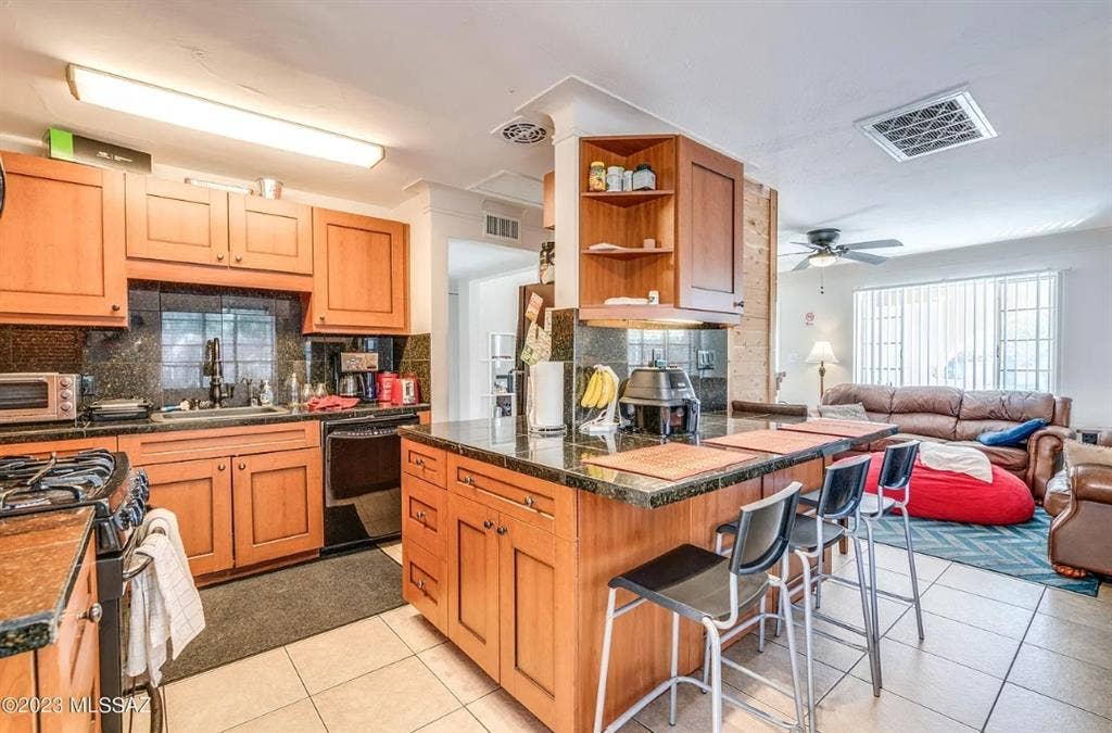 UofA campus Roommates needed!