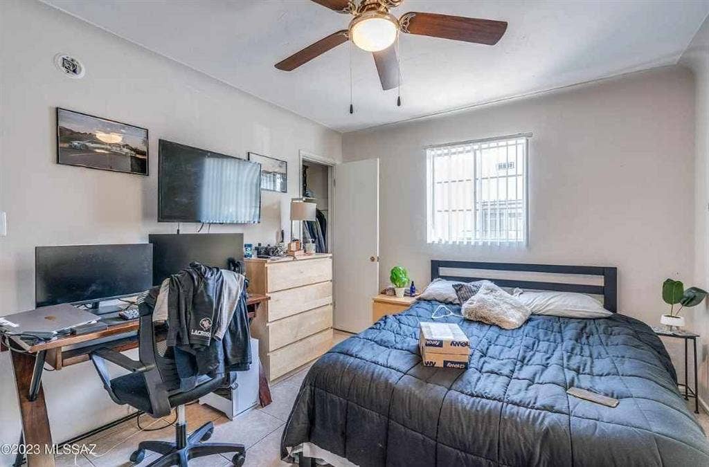 UofA campus Roommates needed!
