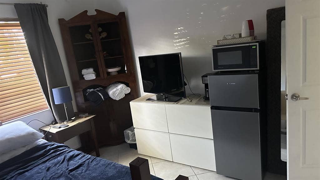 Furnished Room w own Bathroom