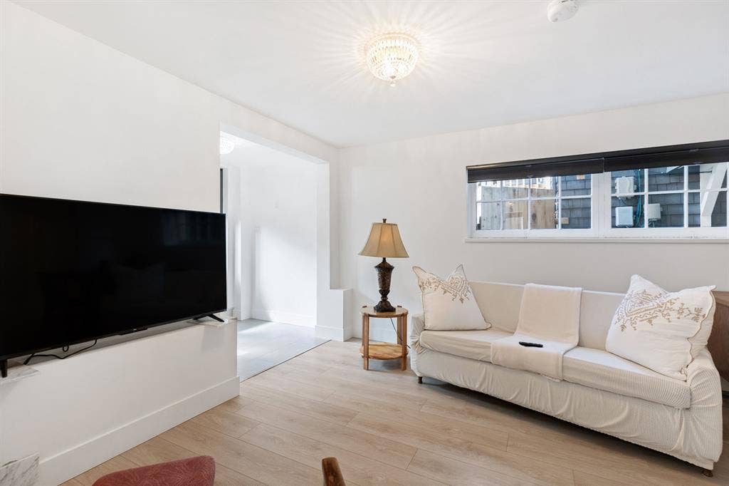 Ground level suite bath