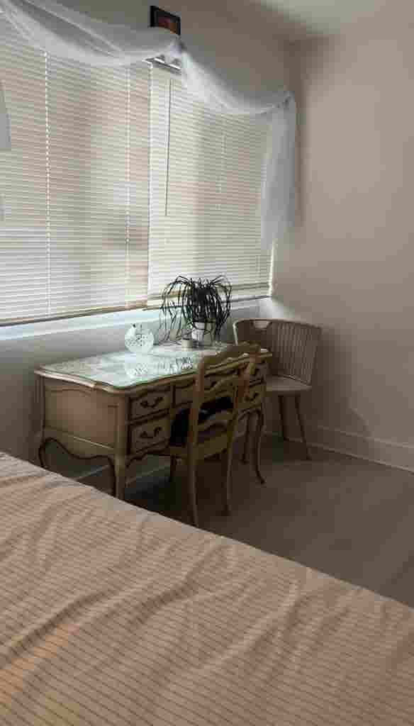 Sunny bedroom-3 min walk to beach