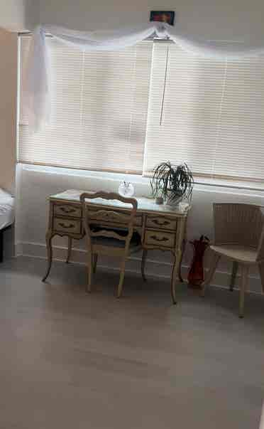 Sunny bedroom-3 min walk to beach