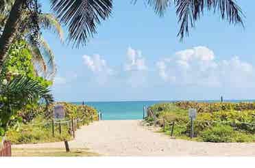 Sunny bedroom-3 min walk to beach
