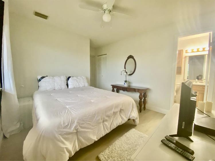 Room with End-Suite Bathroom