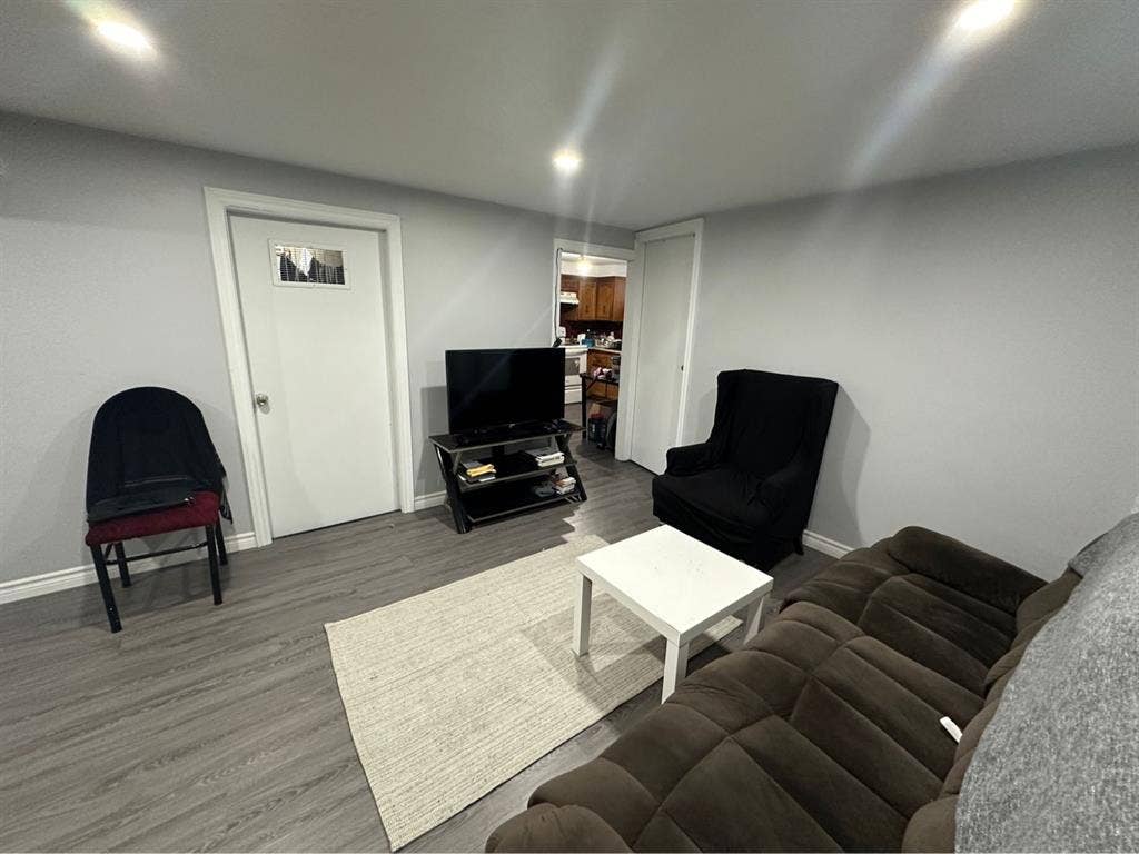 Sharing room near humber westwood