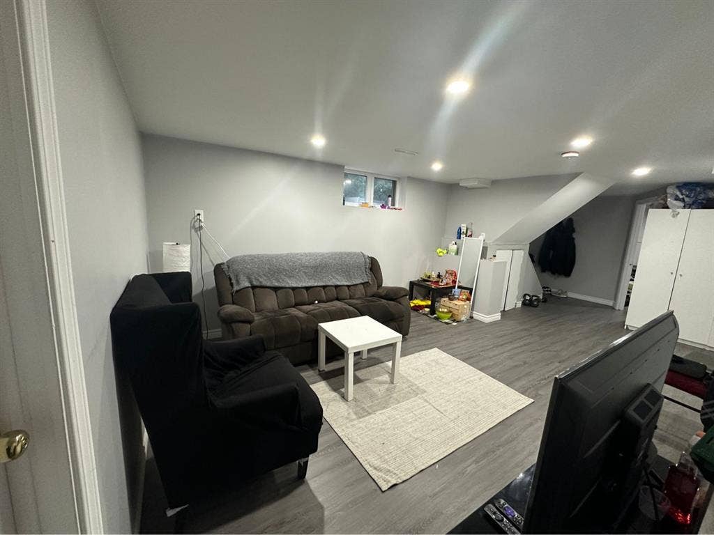 Sharing room near humber westwood