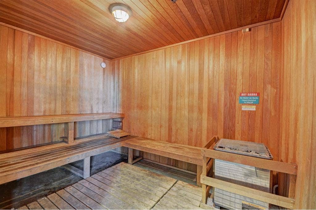 Spacious room w/walk in closet