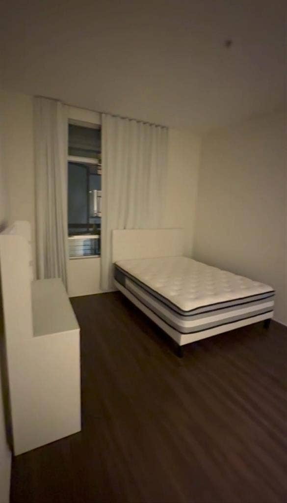 Spacious room w/walk in closet