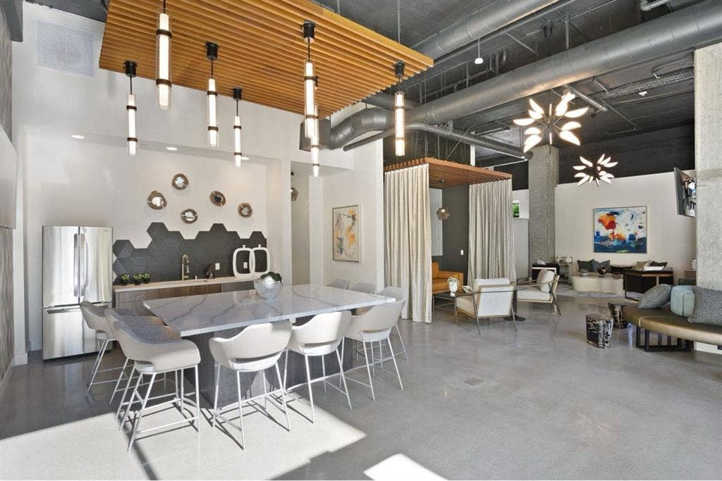 Spacious room w/walk in closet