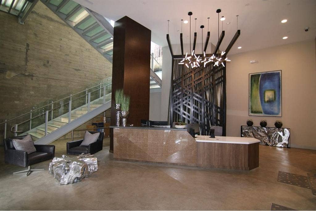 Spacious room w/walk in closet