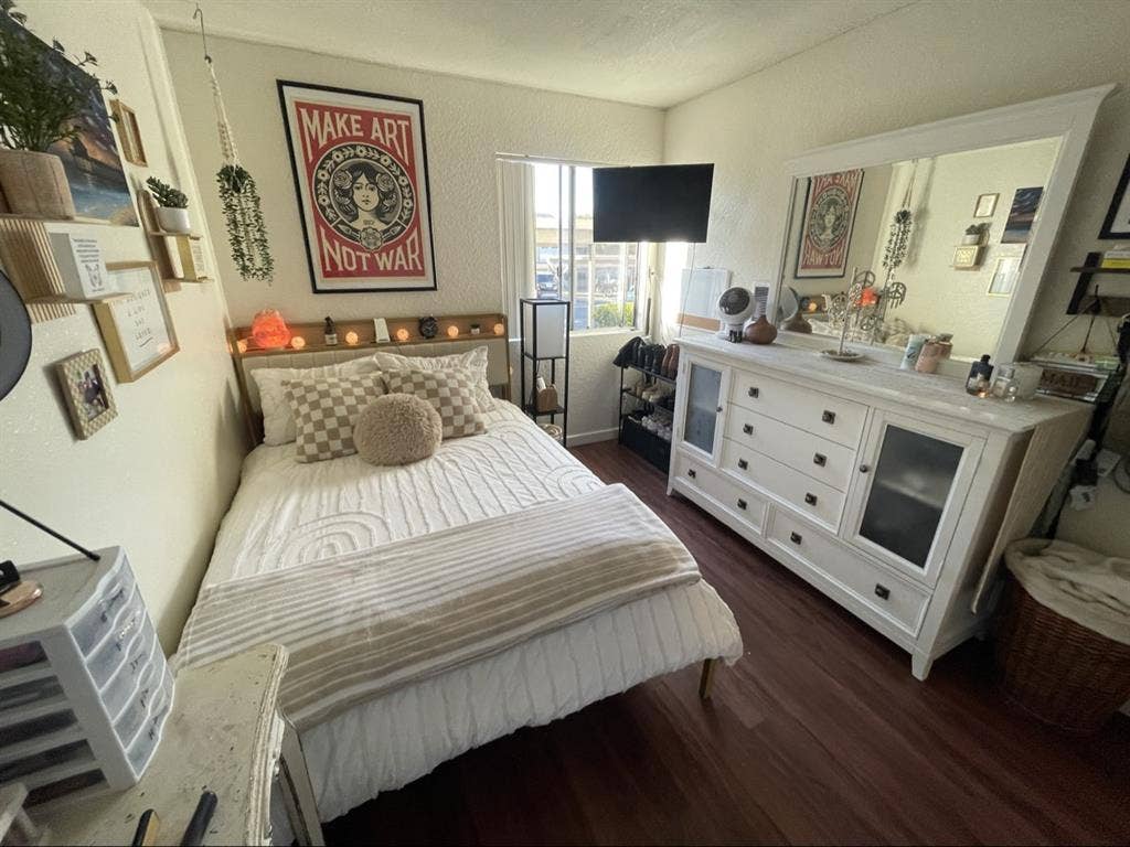 Room Available in Cozy 2BR Oasis!