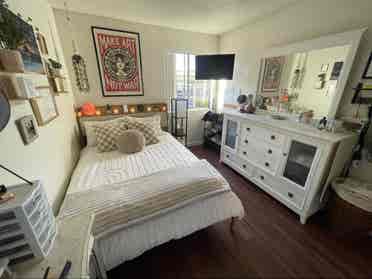 Room Available in Cozy 2BR Oasis!