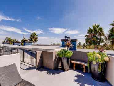 Private BD & BTH in Penthouse
