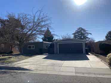 Quiet home in NE Heights