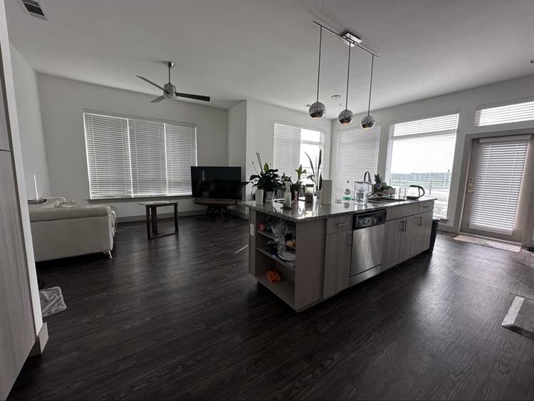 Looking for roommatees