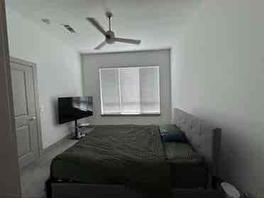 Looking for roommatees