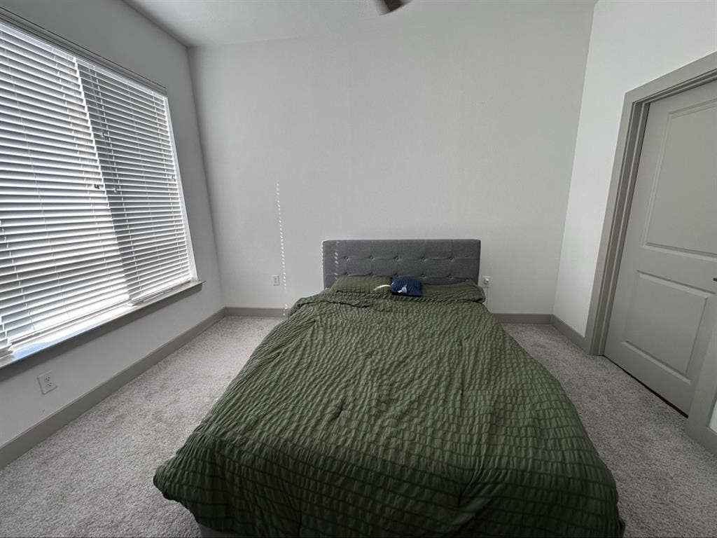 Looking for roommatees