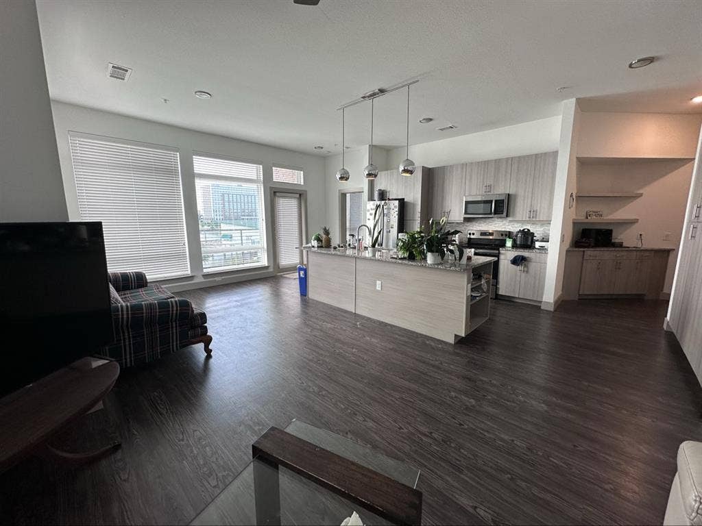 Looking for roommatees