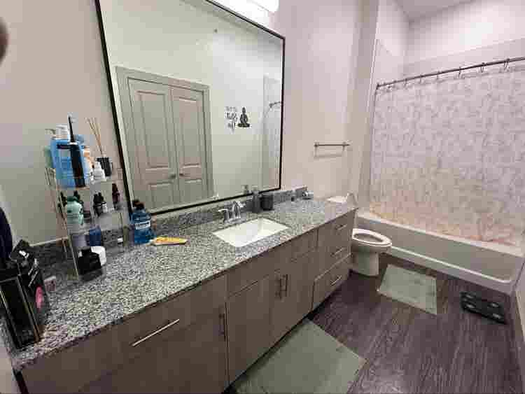 Looking for roommatees